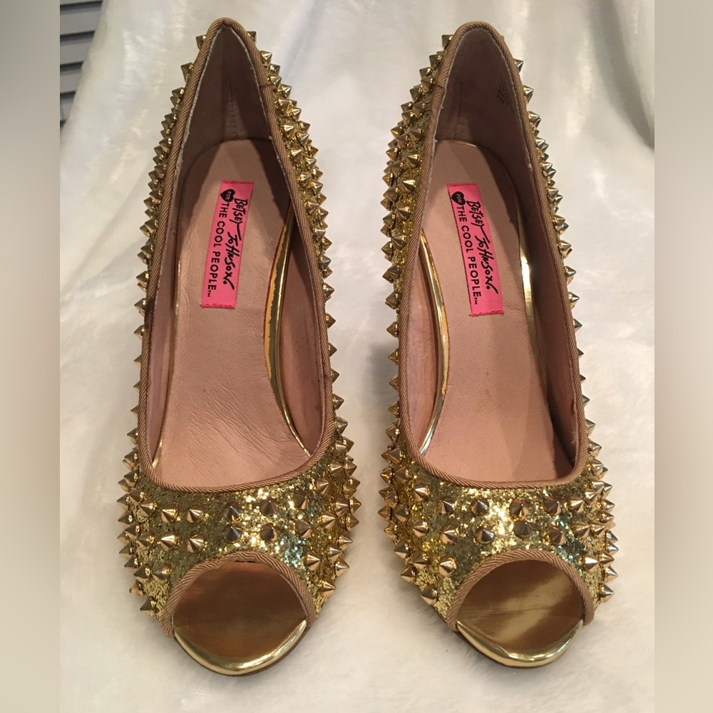 Never Worn! Rich sparkling gold sassy Betsy Johnson spiked heels size 8.